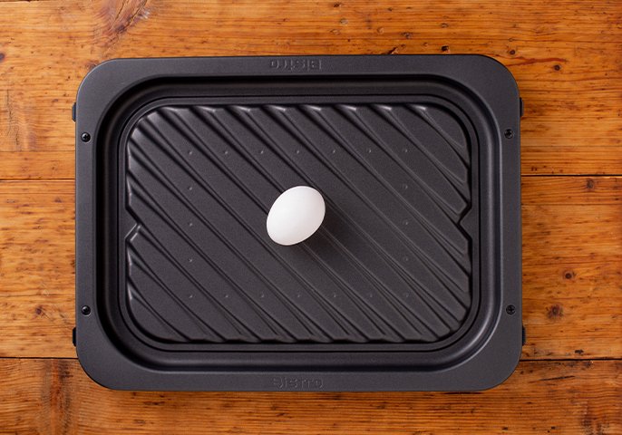 写真：グリル皿の上に卵が1つ置かれているイメージ
