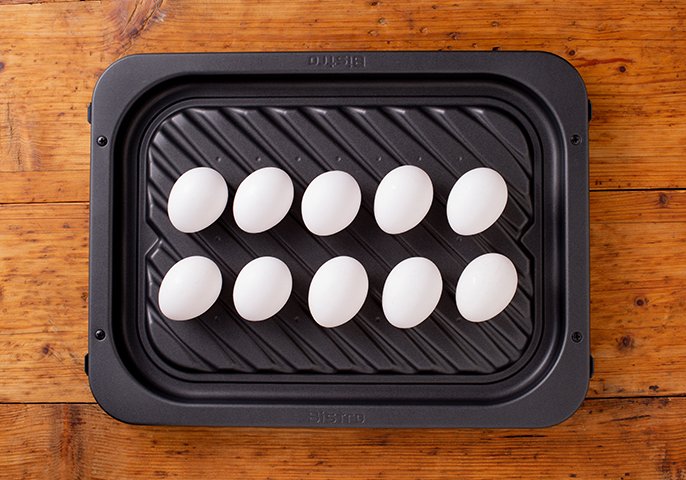 写真：ヒートグリル皿に卵が10個並べられているイメージ