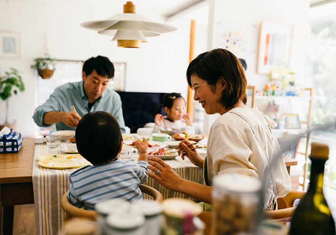 写真：家族で食事をしているイメージ