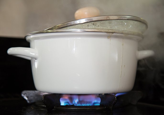 写真：吹きこぼれる鍋