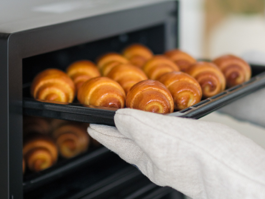 写真：天板に並んだパンのイメージ