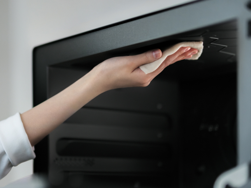 写真：オーブンレンジを掃除しているイメージ