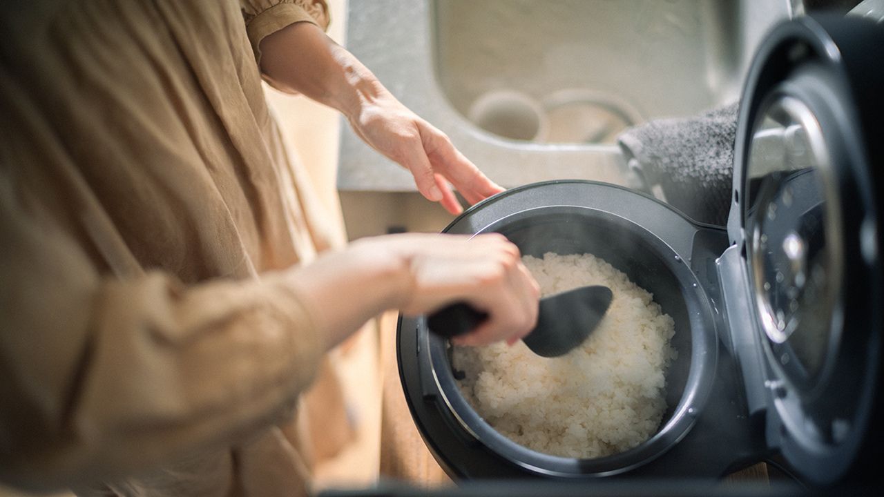 炊き立てのご飯を混ぜている様子の写真