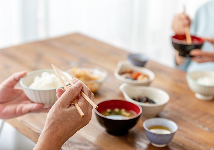 ご飯を食べている様子の写真