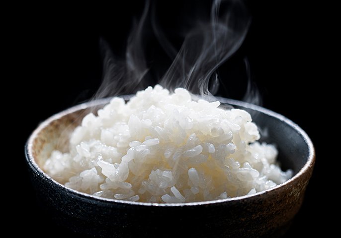 湯気が出ているご飯の写真