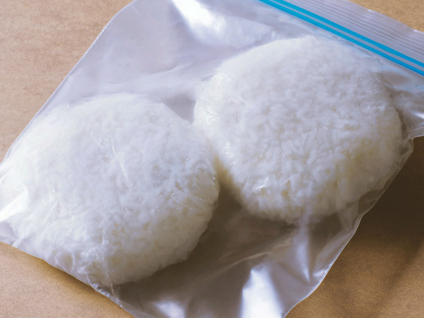 冷凍用にラップに包んだご飯の写真