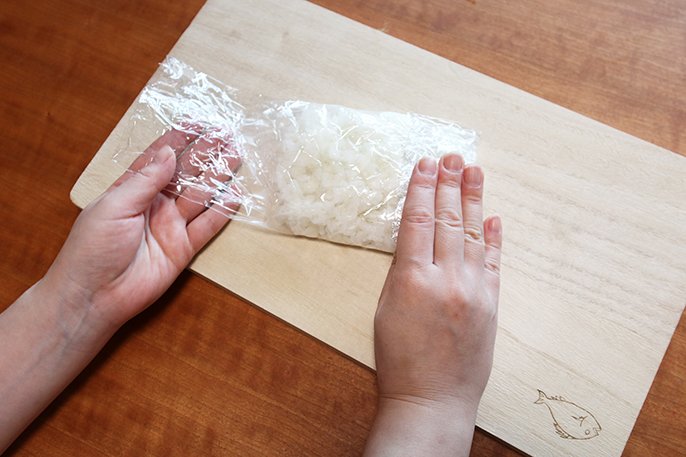 写真：炊きたてのごはんをラップで包むイメージ