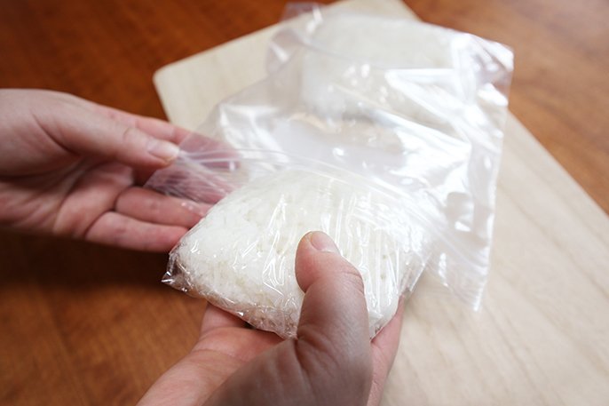 写真：冷凍したご飯を冷凍用保存袋に入れるイメージ