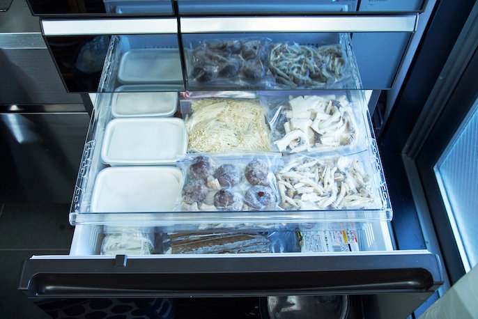 冷凍庫の中に、食材が入れられている様子の写真