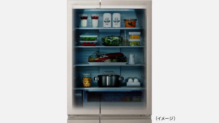 冷蔵庫内部に収納された食材などに、光が当たっている様子の写真