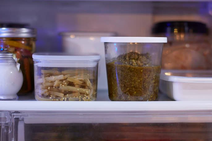 写真：冷蔵庫の中に、保存容器に入った食材が並んでいる様子