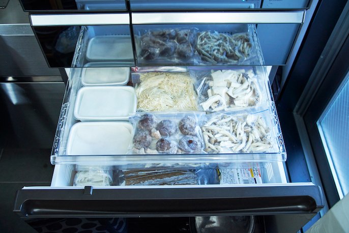 写真：冷凍庫の中に、食材が入れられている様子