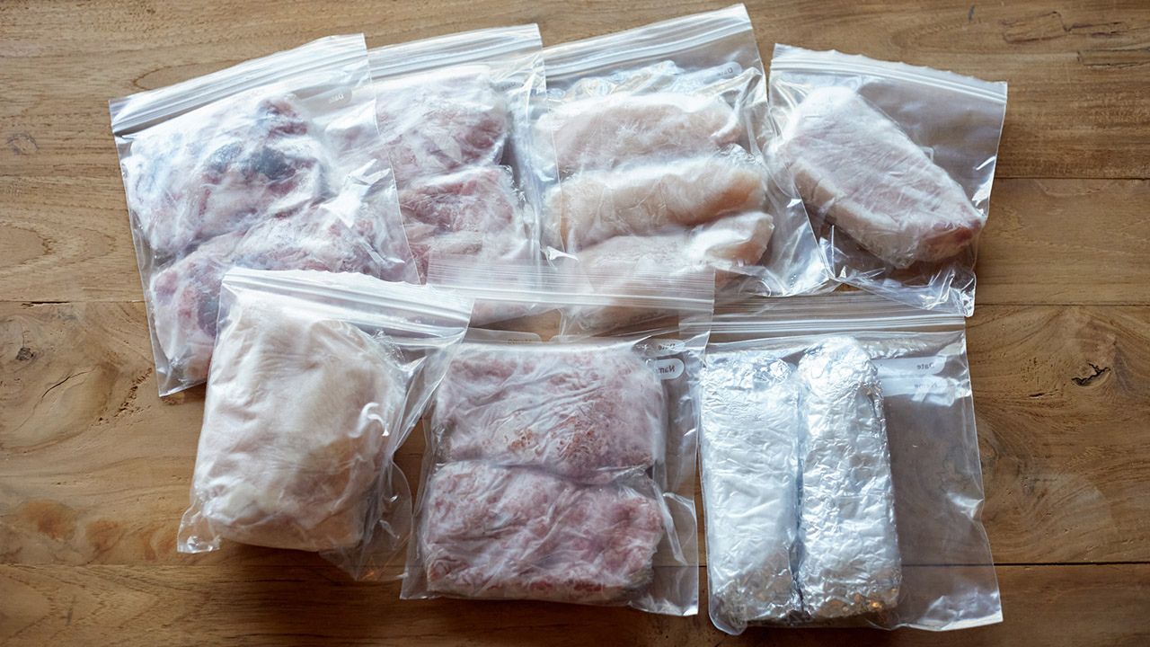 パックされた冷凍の肉の写真
