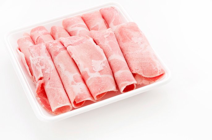 発泡トレーに入った肉の様子の写真