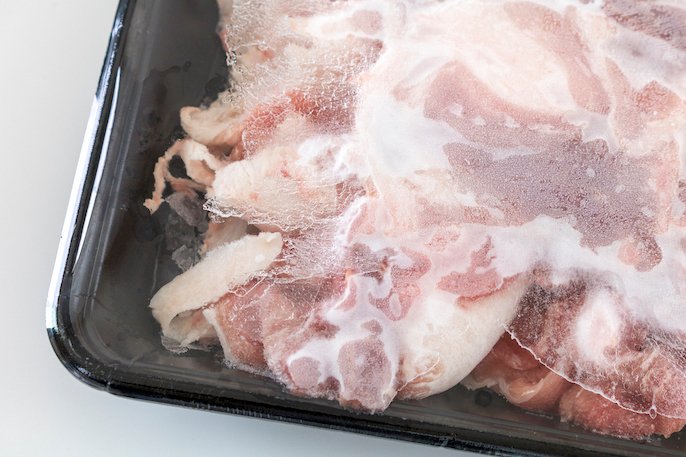 発泡トレーに入った肉の様子の写真
