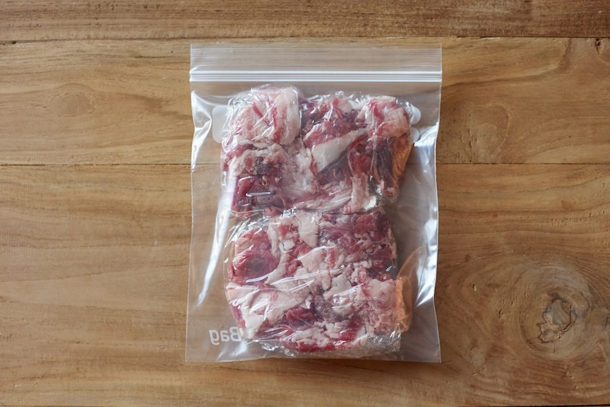 冷凍用保存袋に入ったこま切れ肉、薄切り肉の写真