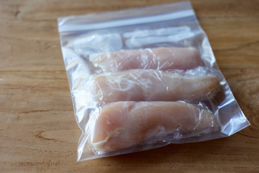 1本ずつラップで包んで冷凍用保存袋に入れた様子の写真