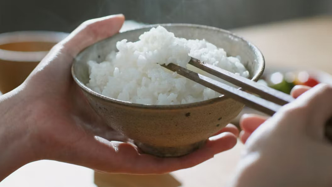 ご飯と箸の写真