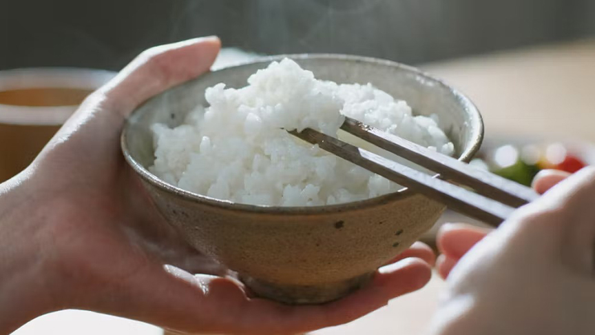 ご飯と箸の写真