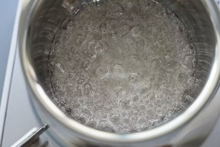 写真：中火にかけて溶かす様子