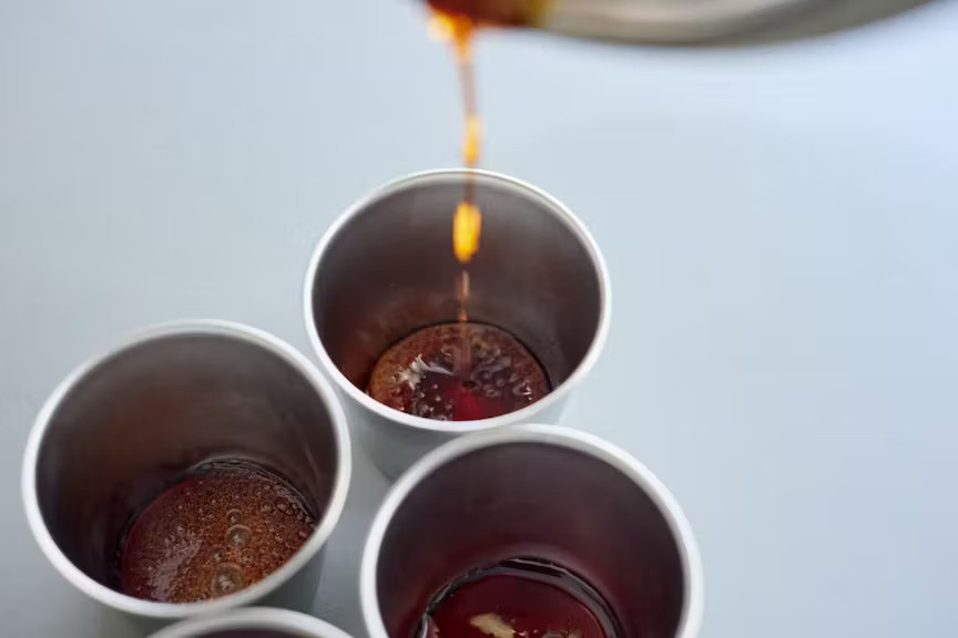 写真：プリンカップに均等に注ぐ様子