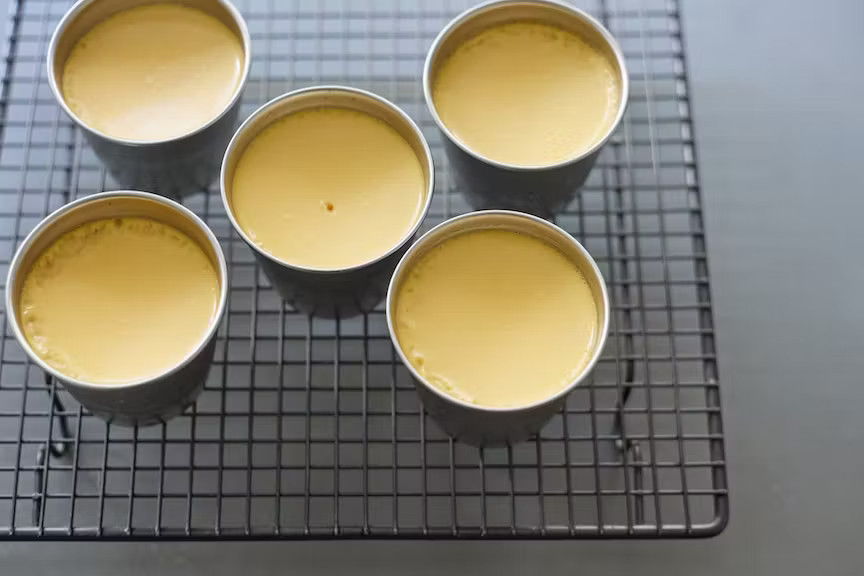 写真：ケーキクーラーの上に乗せ冷ます様子