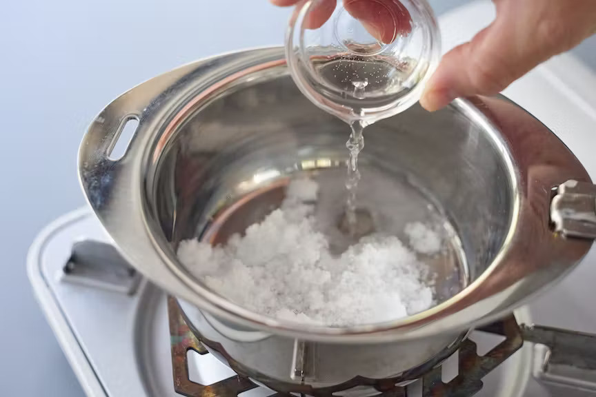写真：小さめの鍋に砂糖40gと水大さじ1を入れる様子