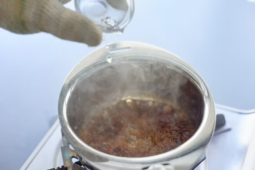 写真：湯を大さじ1加える様子