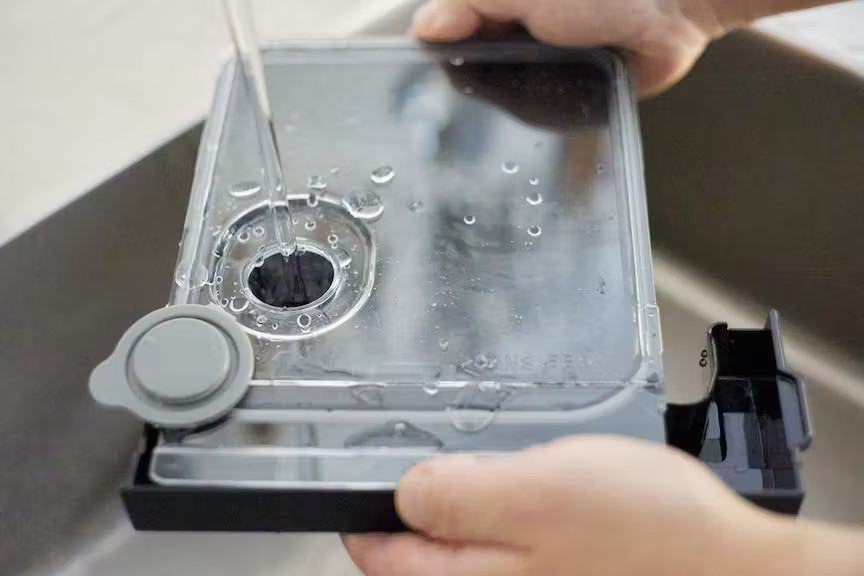 写真：給水タンクに満水まで水を入れる様子