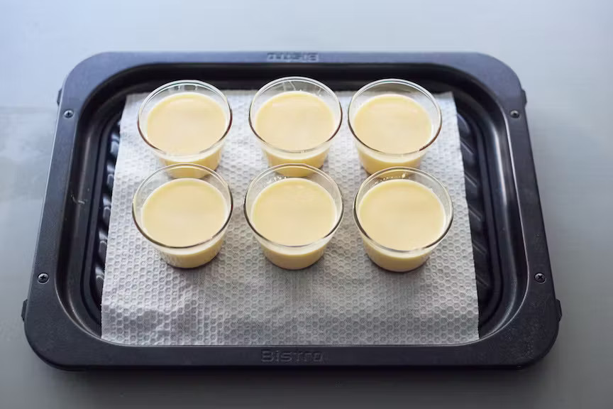 写真：グリル皿に濡らしたキッチンペーパーを敷く様子