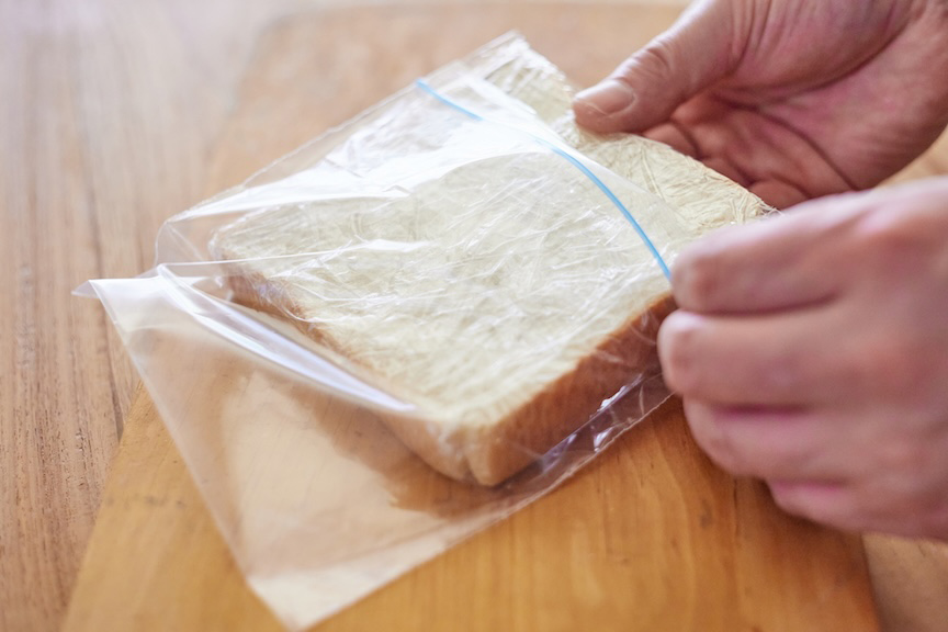 写真：ラップと冷凍用保存袋で2重に包んだ食パン