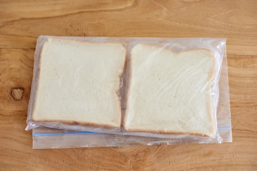 写真：食パン2枚を冷凍用保存袋に並べて入れた様子