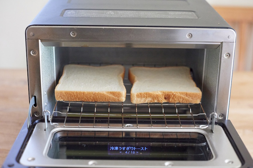 写真：冷凍のままトースターで焼く様子