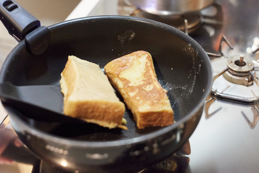 写真：フライパンで焼く様子