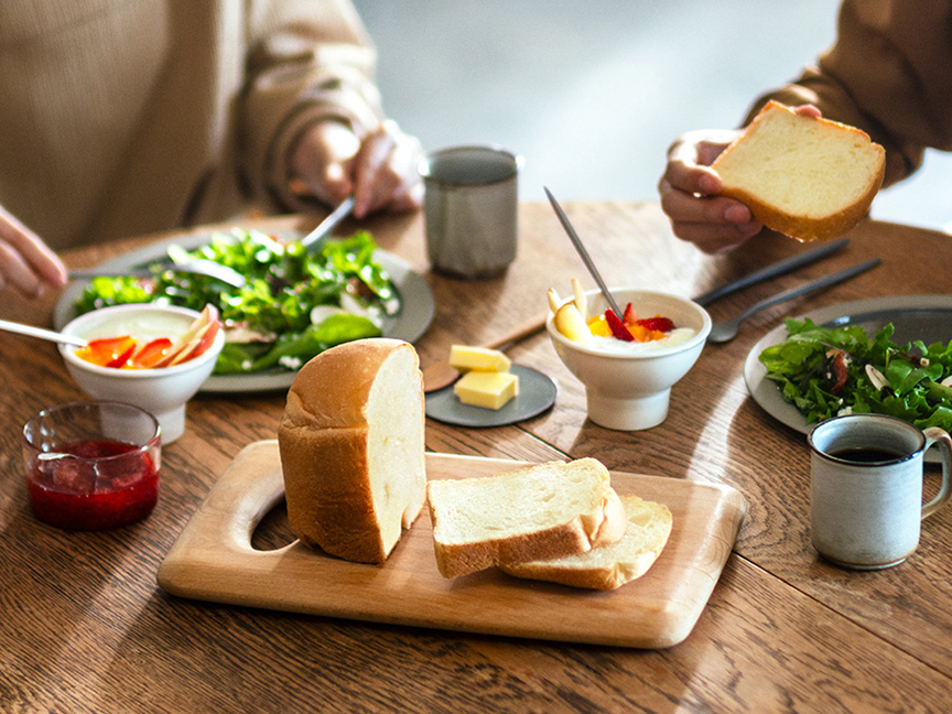 写真：食パンを食べるイメージ