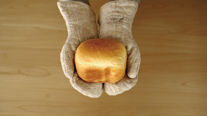 写真：食パンを持っているイメージ