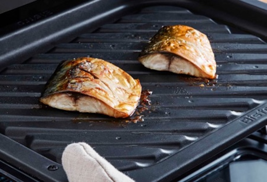 鯖をグリルで焼いている様子