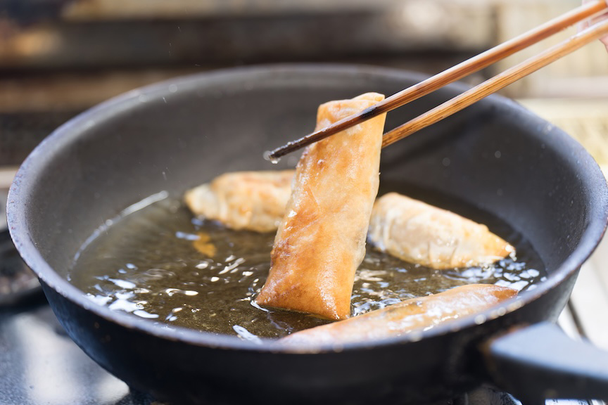 写真：フライパンで春巻きを揚げる様子