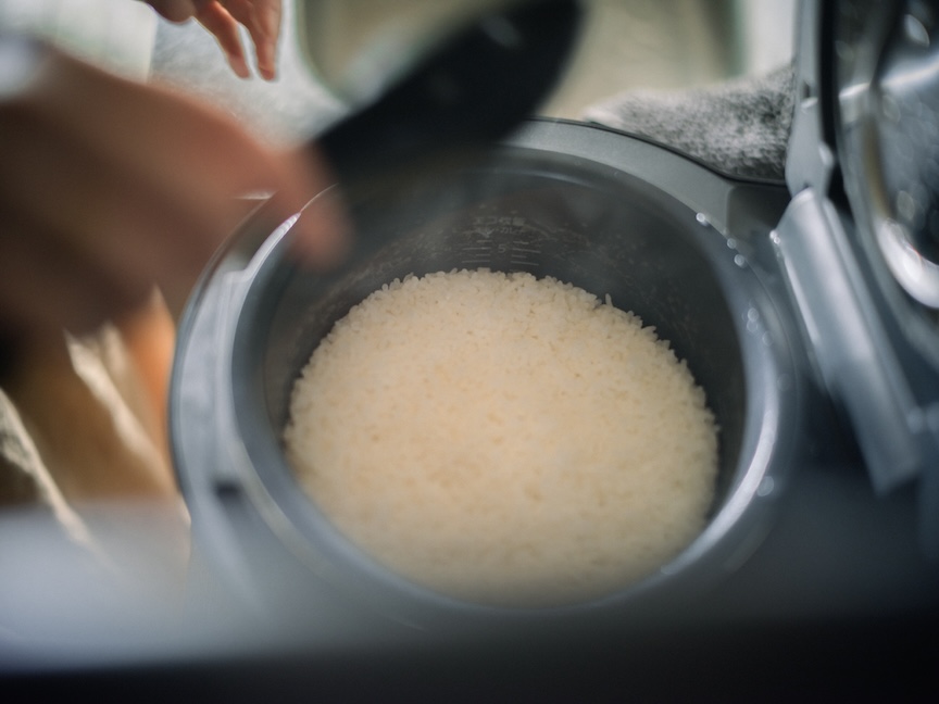 写真：炊飯器に炊きたての白ご飯が入っている様子