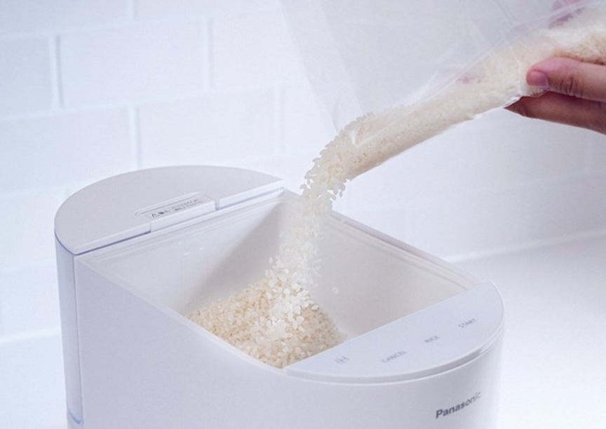 写真：炊飯器に米を注ぐ様子
