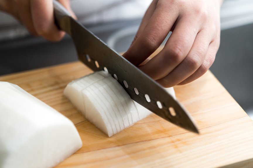 写真：大根を切る様子