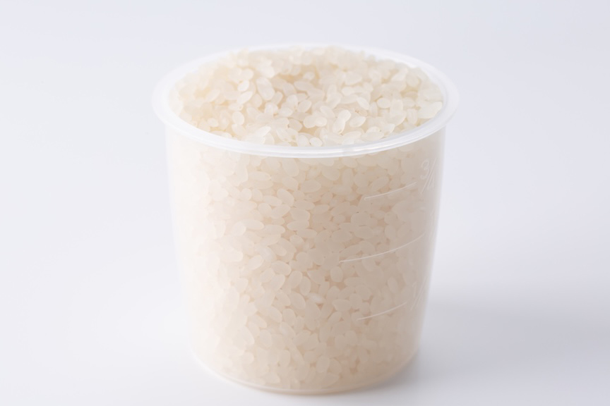 写真：計量カップに入ったお米