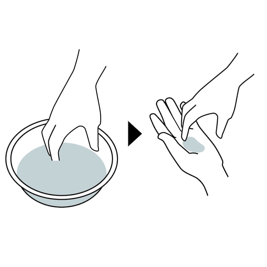 塩水を指につけ、手に広げるイラスト