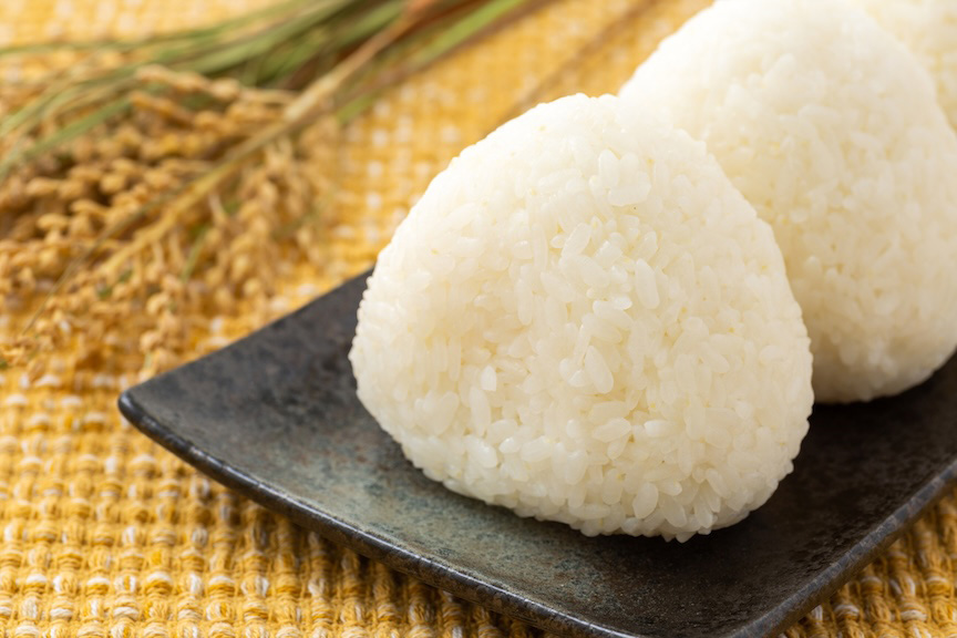 皿に盛られた白いおにぎり