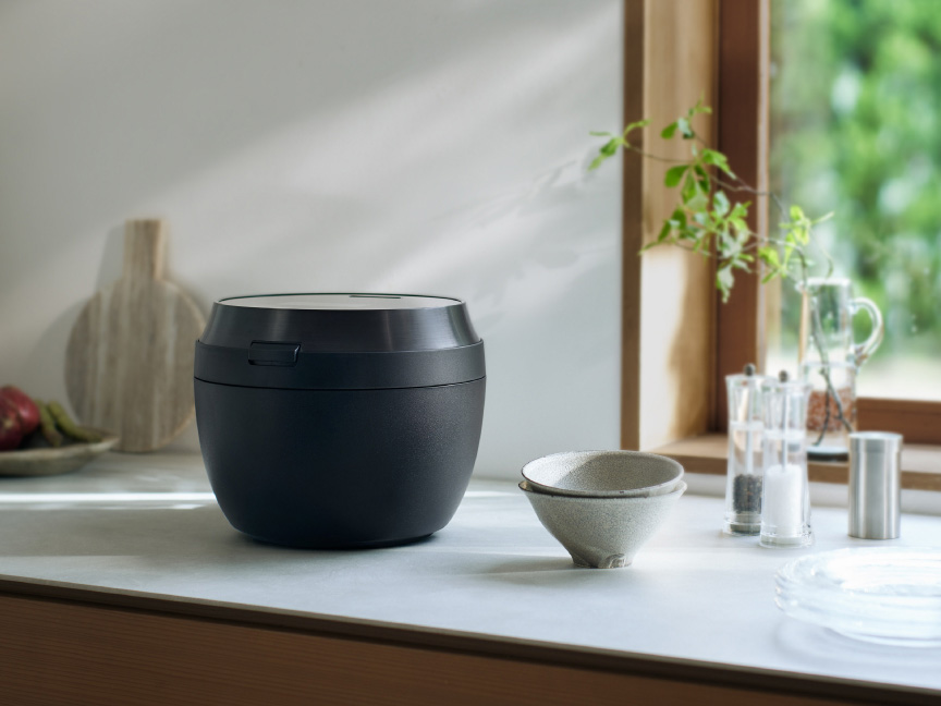 写真：キッチンに置かれた炊飯器と器