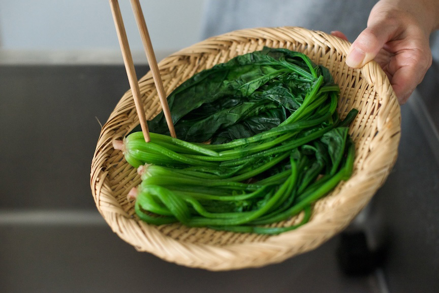 写真：下茹でしたほうれん草