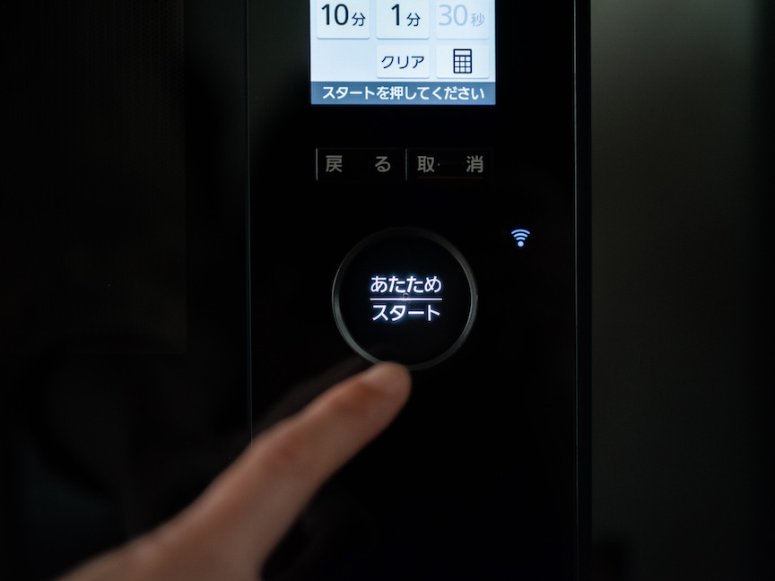 写真：電子レンジを使用する様子