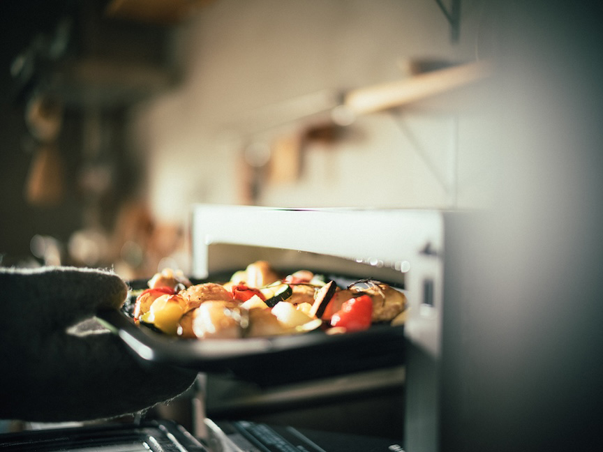 写真：電子レンジを掃除する様子
