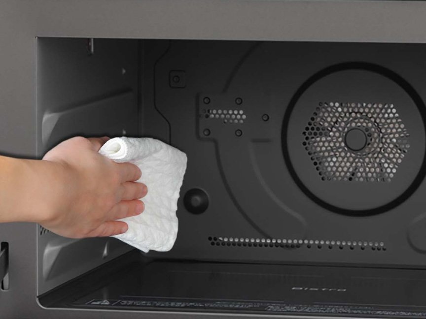 写真：電子レンジを掃除する様子