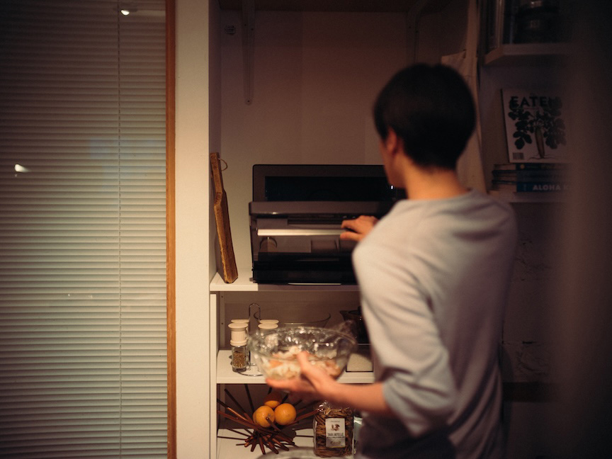 写真：電子レンジを使用する様子